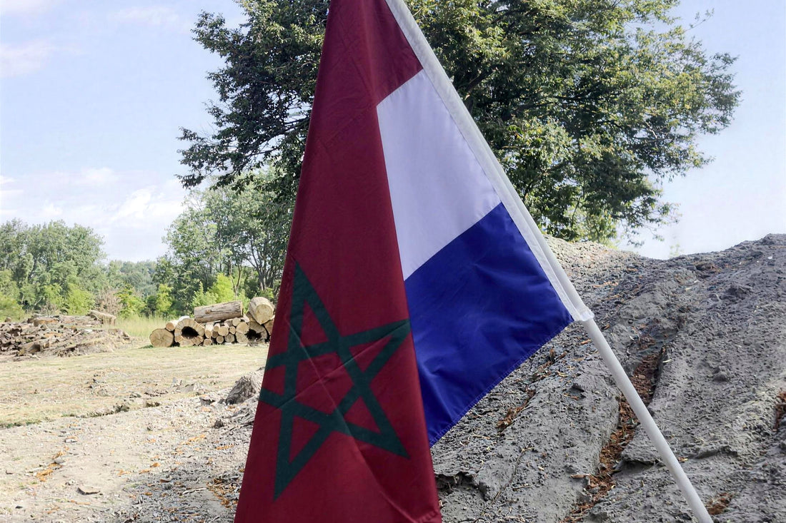 Eine beidseitige Fahne: die marokkanische Flagge auf der Vorderseite, die niederländische Trikolore auf der Rückseite
