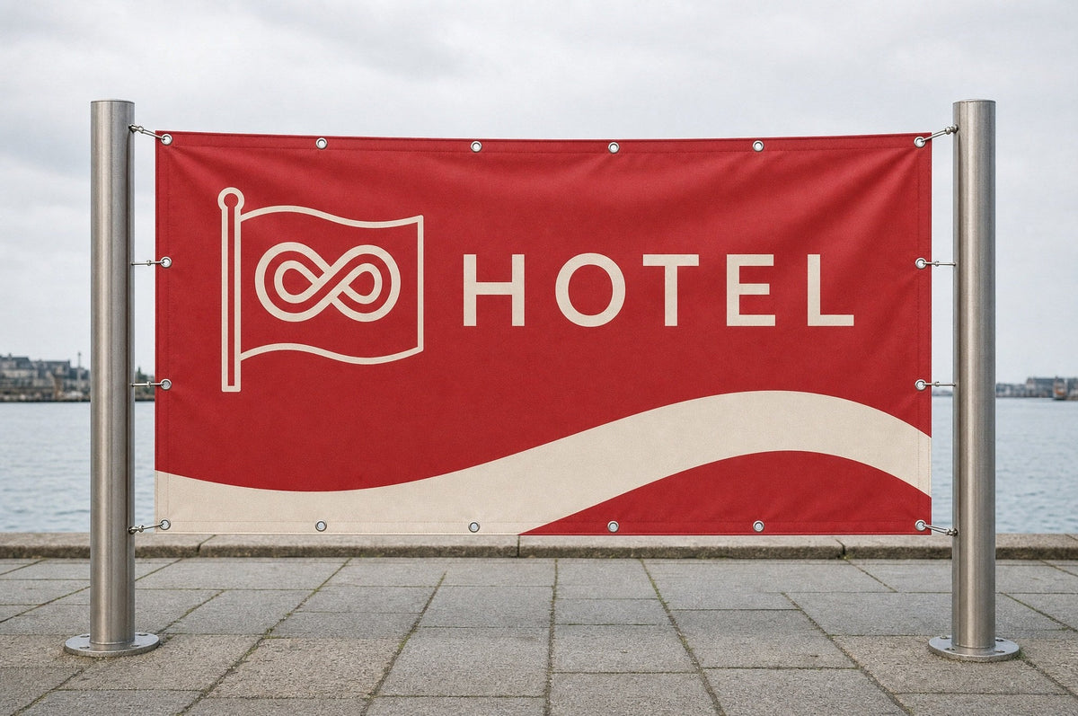 Rood spandoek met eigen ontwerp, met zeilringen opgespannen tussen twee palen aan de kade