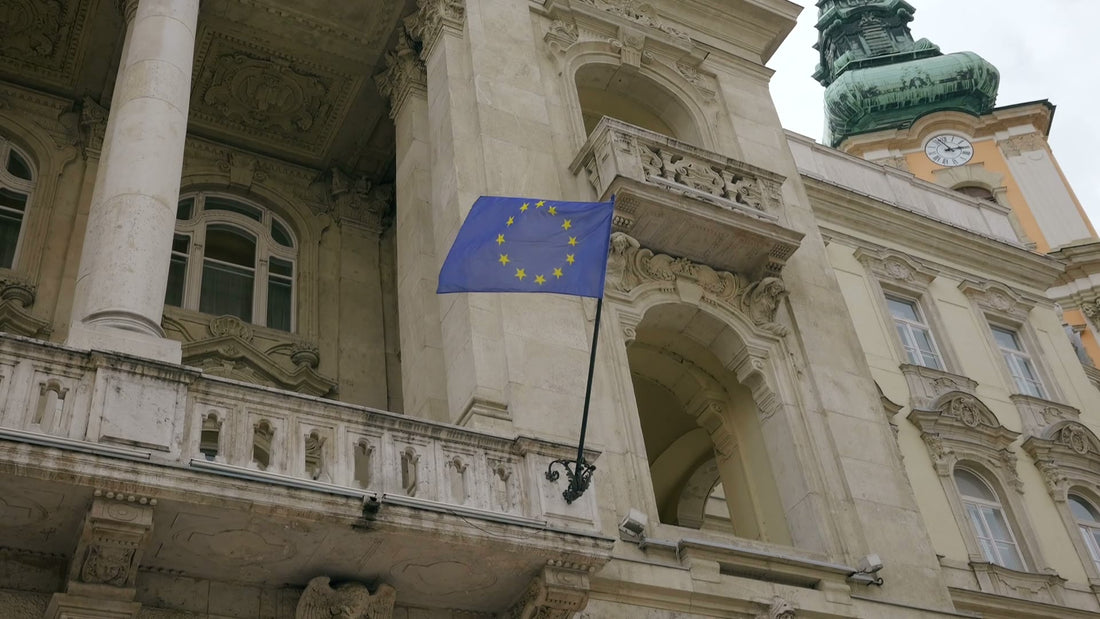 Individuelle Fassadenfahnen an verschiedenen Gebäudefassaden