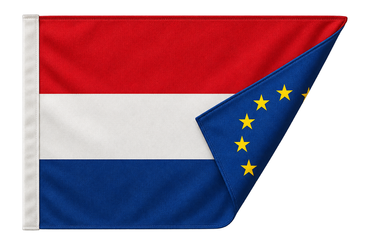 Doppelseitige Flagge mit der niederländischen Flagge vorne und der Europaflagge hinten, Ecke umgeschlagen: zwei getrennte Drucke, beide Seiten lesbar