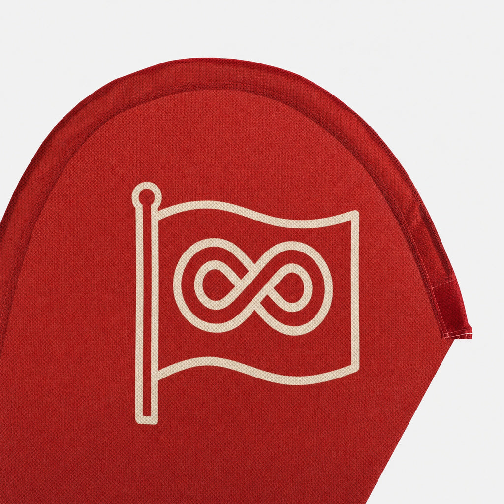 Nahaufnahme der runden Oberkante der Beachflag Drop, mit dem Logo gestochen scharf auf gewebtem Polyester
