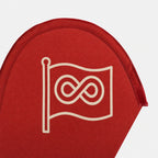 Nahaufnahme der runden Oberkante der Beachflag Drop, mit dem Logo gestochen scharf auf gewebtem Polyester