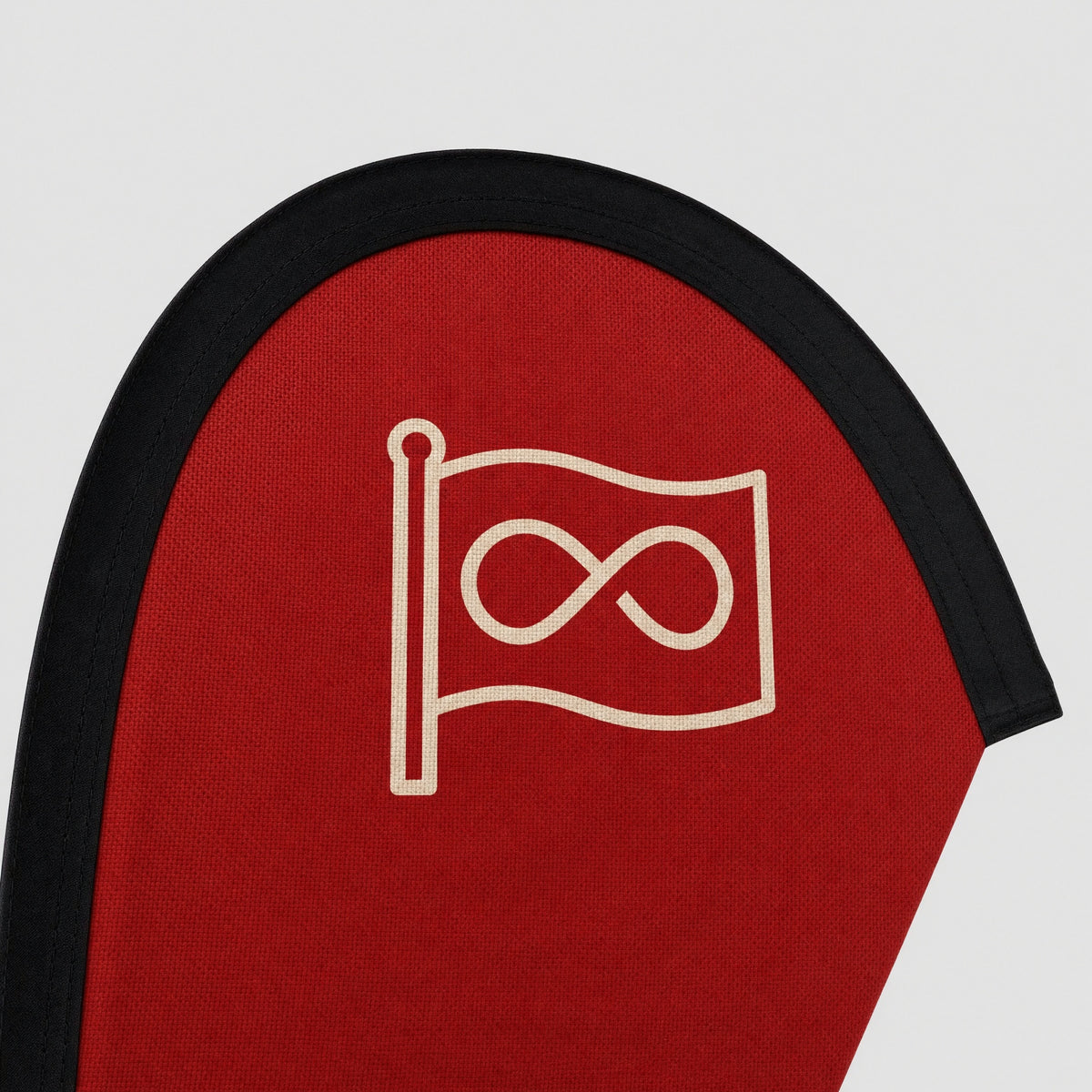 Nahaufnahme der Beachflag Drop mit schwarzer Einfassung entlang der runden Oberkante