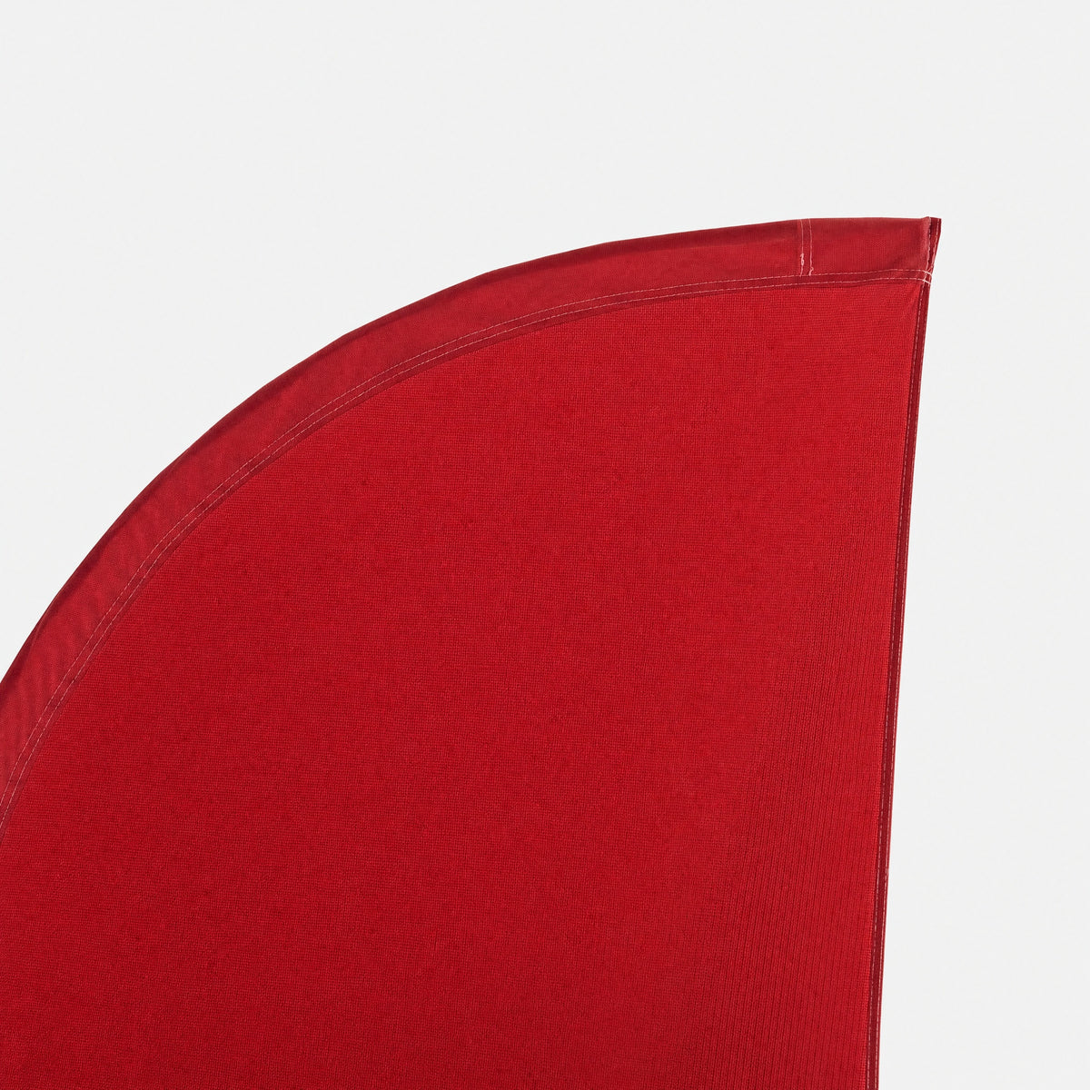 Nahaufnahme der oberen Ecke der Straight-Beachflag: gewebtes Polyester und ein sauber genähter Saum