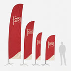 Die Größen der Straight-Beachflag nebeneinander, mit einer Person als Größenvergleich