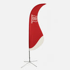 Beachflag Wave mit eigenem Design auf einem Kreuzfuss, mit der charakteristischen S-Kurve