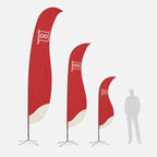 Die Größen der Beachflag Wave nebeneinander, mit einer Person daneben als Vergleich