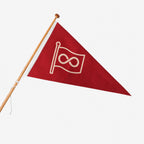 Bootsfahne mit eigenem Design an einem schrägen Flaggenstock, wie am Heck eines Bootes