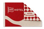 Beidseitige Fahne mit umgeschlagener Ecke: die Vorderseite ist rot mit Logo und Welle, unter dem Umschlag kommt ein völlig anderes Motiv zum Vorschein — ein rot-cremefarbenes Rautenmuster mit HOTEL RESTAURANT. Jede Seite wird separat bedruckt und ist von beiden Seiten normal lesbar, nicht spiegelverkehrt