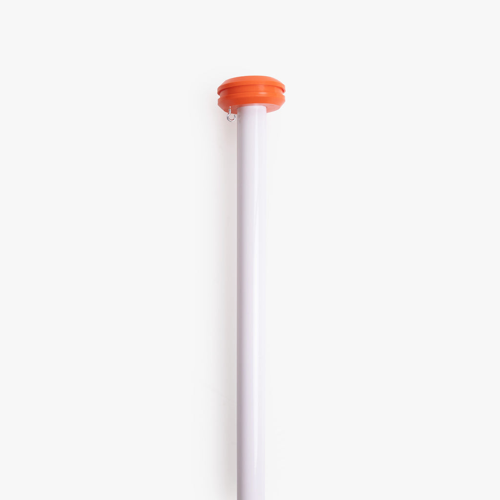 Die komplette weiße 200-cm-Fahnenstange, mit oranger Kappe am oberen Ende