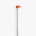 Die komplette weiße 200-cm-Fahnenstange, mit oranger Kappe am oberen Ende