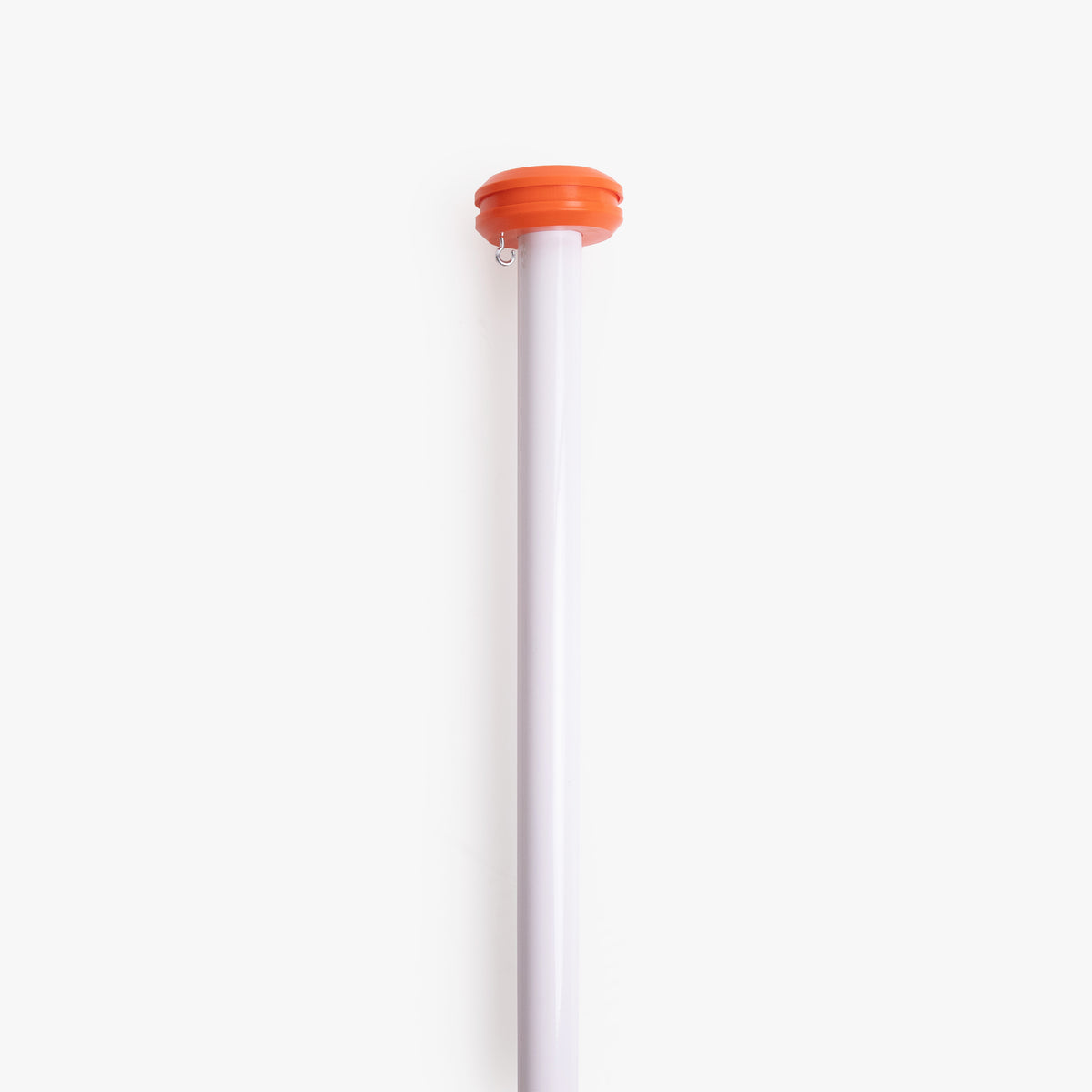 Die komplette weiße 200-cm-Fahnenstange, mit oranger Kappe am oberen Ende