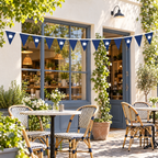Wimpelkette mit Logo für Firmen: blaue Wimpel mit Kaffeetassen an einer Café-Terrasse