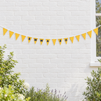Wimpelkette mit eigenem Text: gelbe Wimpel mit dem Namen EMMA und der Zahl 30 an einer weißen Hauswand